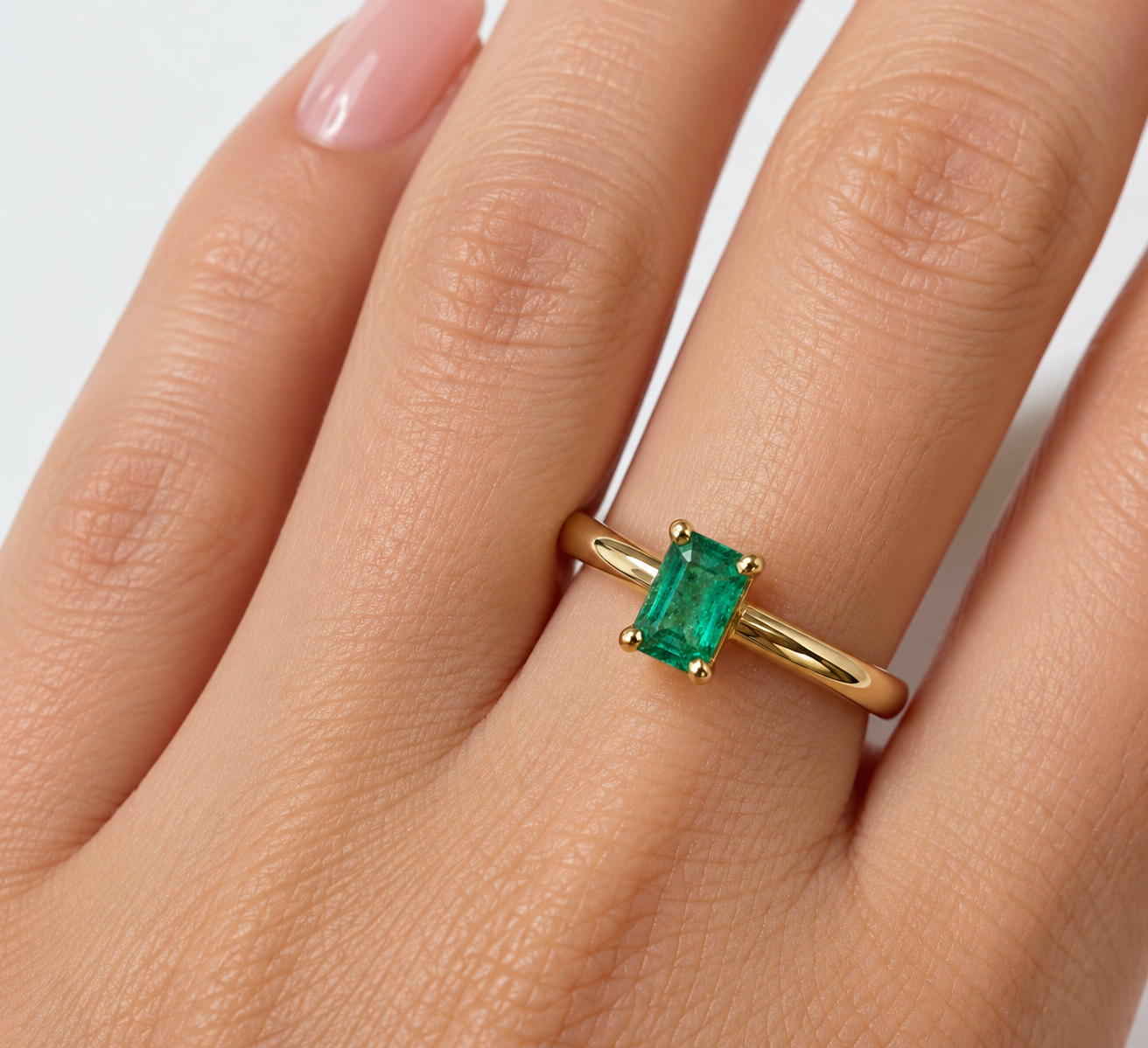 Gouden ring met smaragd close-up